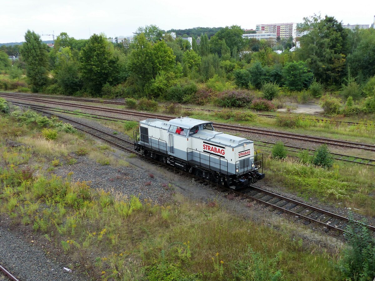 STRABAG V 100, 203 166-4 ( 9280 1203 166-4 D-BRS ) hat am 15.9.2021 einen Bauzug nach Gera gebracht und fährt nun aufs Abstellgleis.