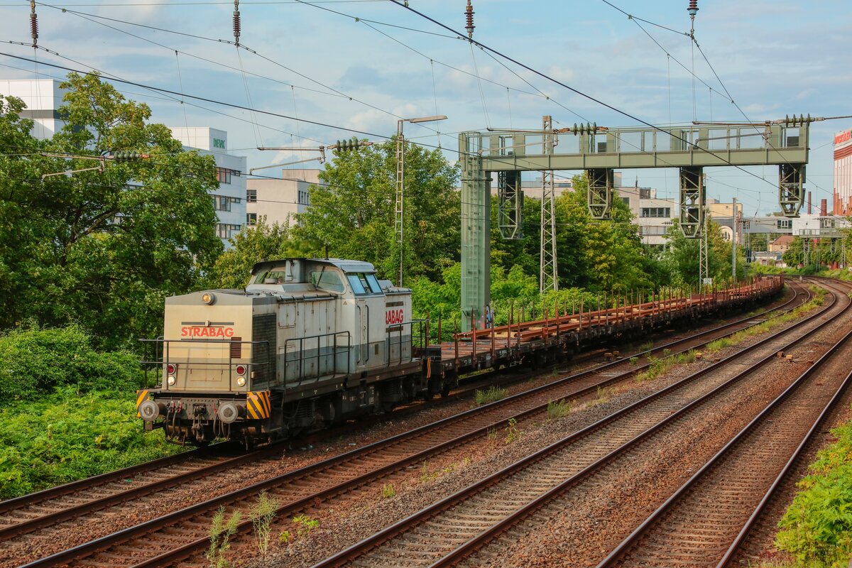STRABAG V100 Ost mit Langschienenzug in Wuppertal, Juni 2025.