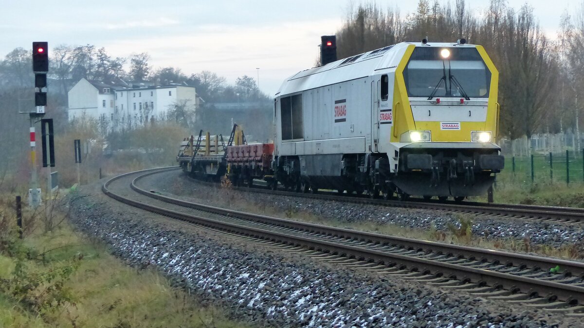 STRABAG Voith Maxima 30CC, 263 005-1 ( 9280 1263 005-1 D-VTLT ) schiebt am 21.11.2022 einen Gleiswagenzug von Gera ins 12km entfernte Wolfsgefärth 