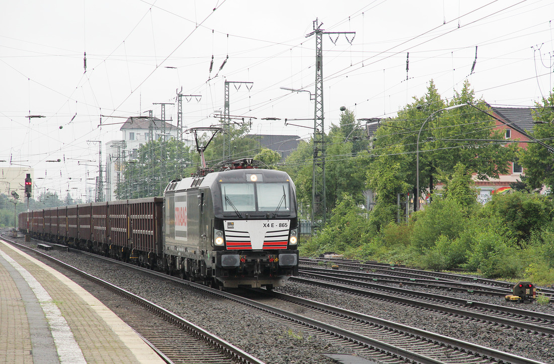 Strabag X4 E-865 mit einem Ganzzug, fotografiert am 11. August 2017 in Herford.