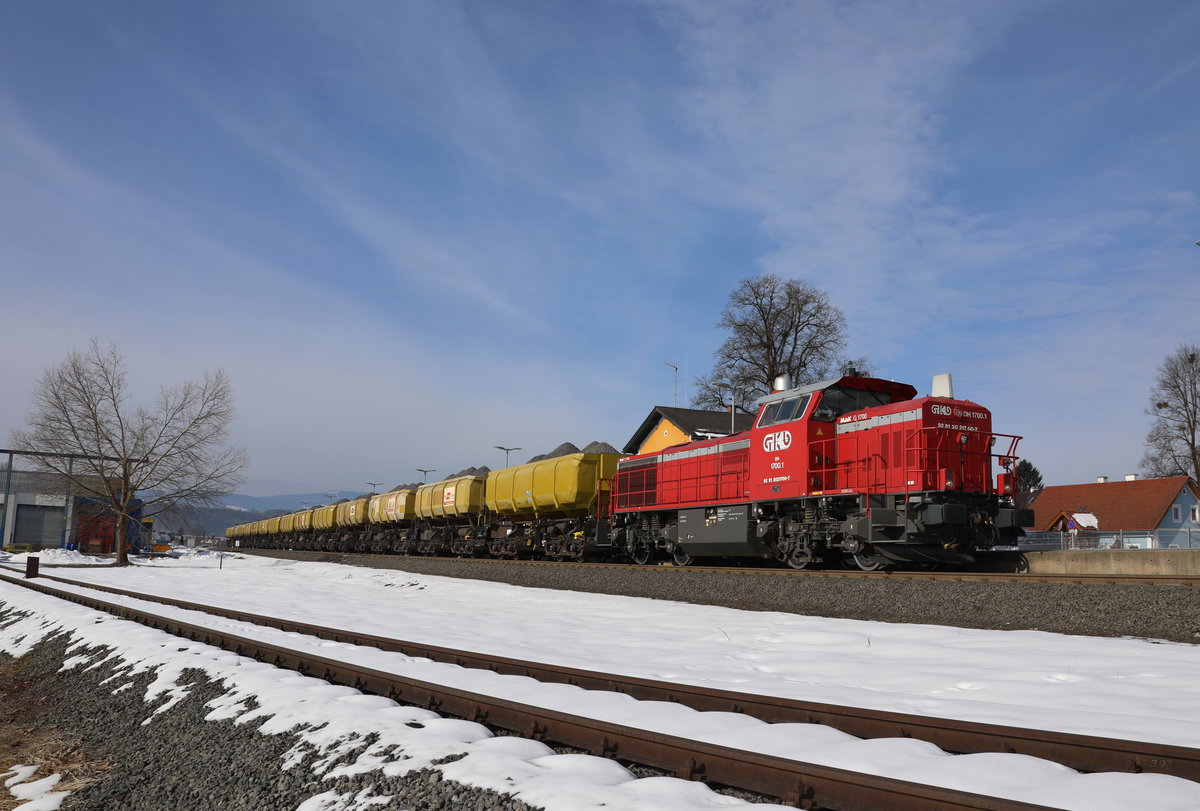 Strahlend geht's in den März. 
Von einem Tag auf den anderen hatten die Minusgrade bei uns zu Lande ein Ende ,.... 

Am 10.03.2018 wartet DH 1700.1 die Zugbegegnung im Bahnhof Groß Sankt Florian ab.