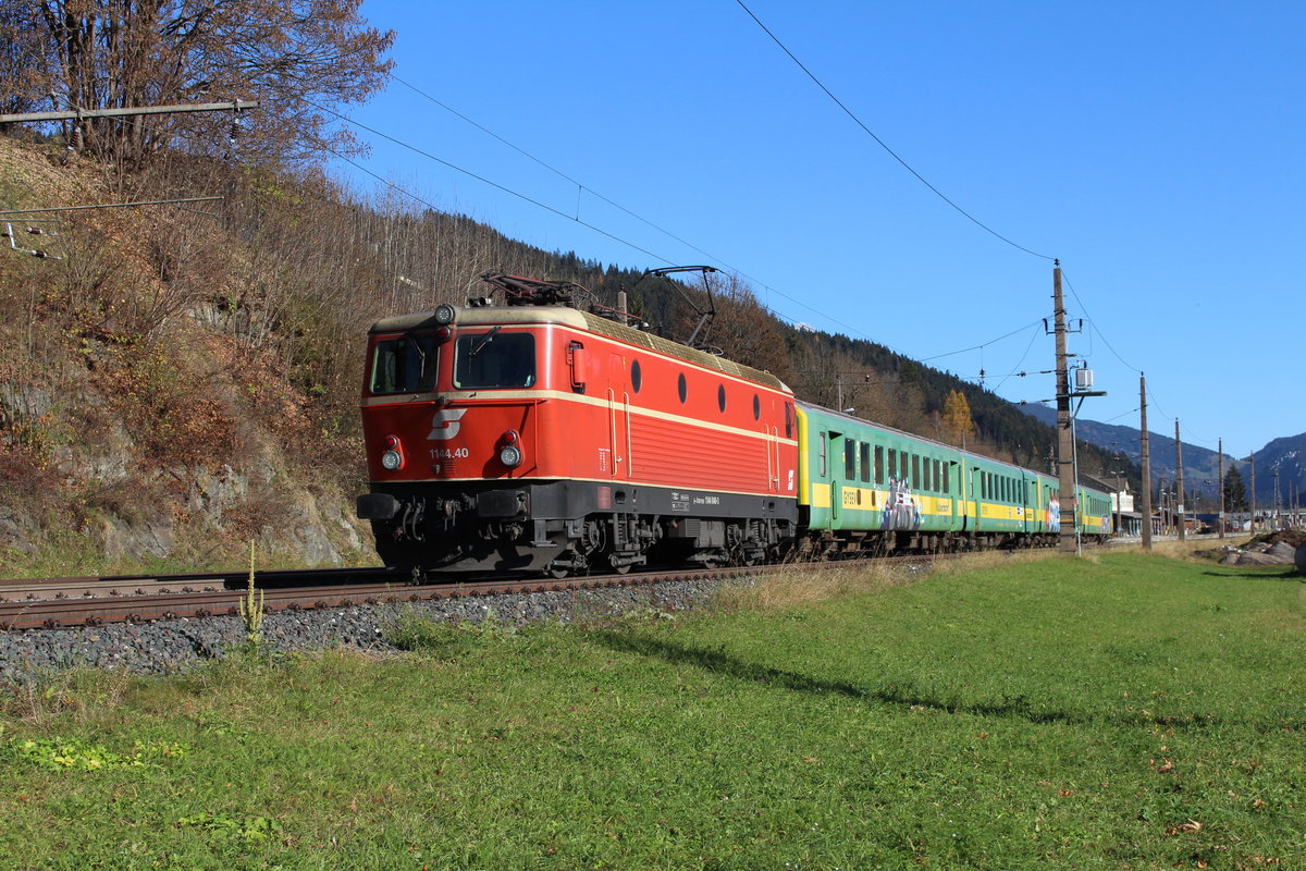 Strahlender Sonnenschein bescherte entlang der Ennstalstrecke einige tolle Fotos des SLP97088 auf seiner Reise von Graz Vbf nach Wolfurt. Hier steht die sehr ansehnliche Garnitur am 8.11.2020 in Radstadt und wartet auf die Weiterfahrt.