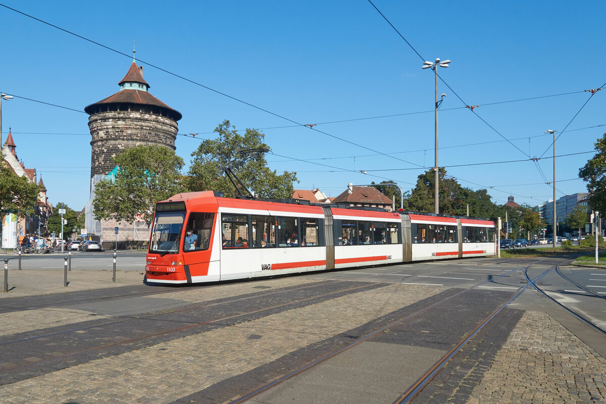 Strahlender Sonnenschein herrschte am 03.09.2021 über Nürnberg, als GT8N-2 1103 auf der Linie 4 auf dem Weg vom Gibitzenhof zum Wegfeld, in die Haltestelle Am Plärrer einfuhr. 