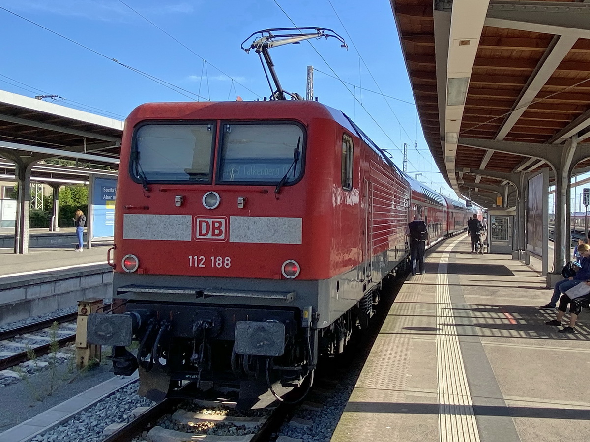 Stralsund am 21. September 2020 steht 112 188 als RE 3 nach Falkenberg über Berlin bereit.