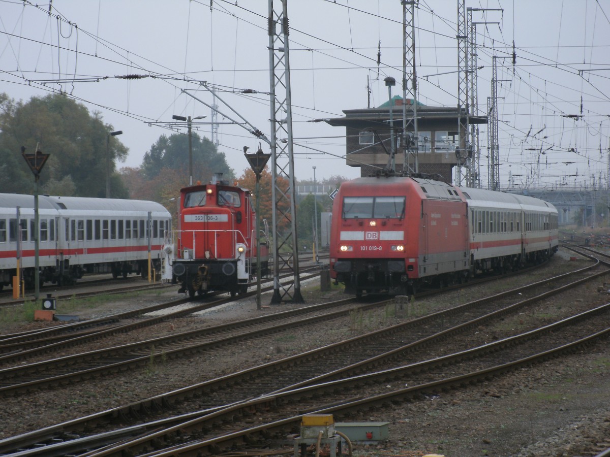 Stralsund Hbf,am 12.Oktober 2013,mit 101 019 und dem Dreibein 363 106.