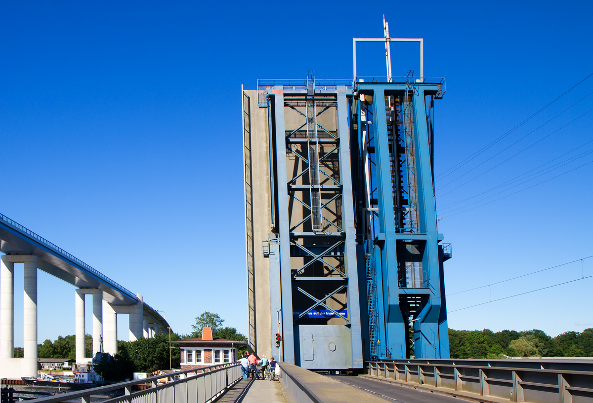Stralsunder Strassen- und Eisenbahnbrücke über den Strelasund im geöffneten Zustand. Links im Bild ist die neue Rügenbrücke zu sehen. - 14.06.2014