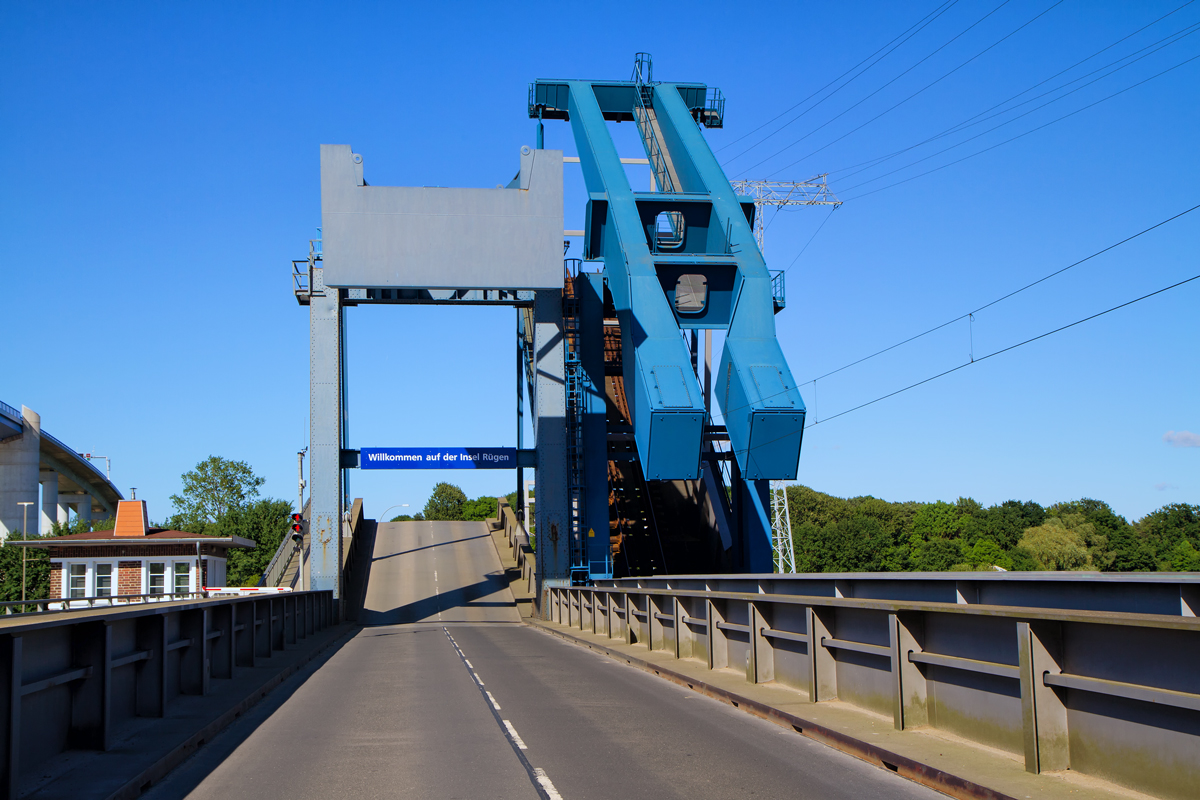 Stralsunder Strassen- und Eisenbahnbrücke über den Strelasund wird gerade geöffnet. - 14.06.2014