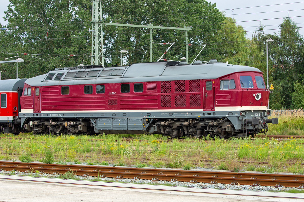 Strand-Express-Rügen mit der WFL Lok 232 601 an einem Ende des Zuges in Bergen Richtung Stralsund gesehen. - 20.08.2022