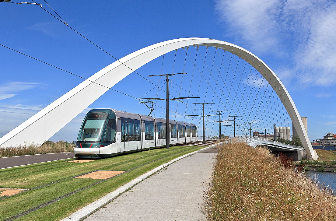 Strasbourg 2040 überquert von Kehl kommend das Bassin Vauban (Kanal du Rhône au Rhin), 29.07.2017.