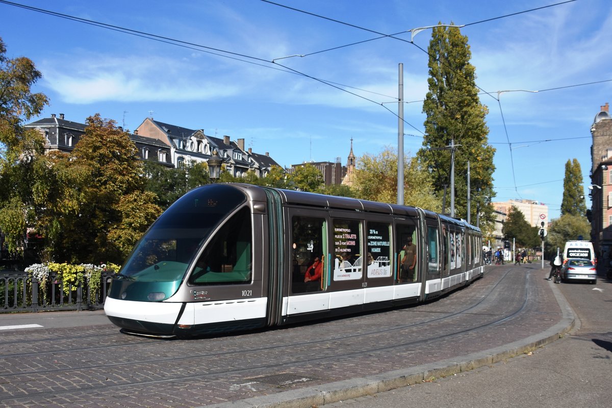 STRASBOURG (Grand Est/Département Bas Rhin), 13.10.2017, Tramlinie F nach Elsau biegt vom Quai Desaix in die Rue de Faubourg National ab