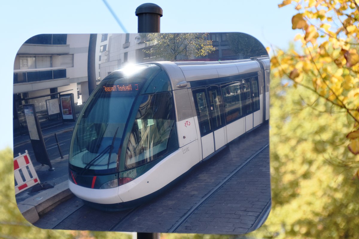 STRASBOURG (Grand Est/Département Bas Rhin), 14.10.2017, Tramlinie C nach Neuhof Rodolphe Reuss in der Haltestelle Jean Jaurès, aufgenommen durch einen Kontroll-Spiegel