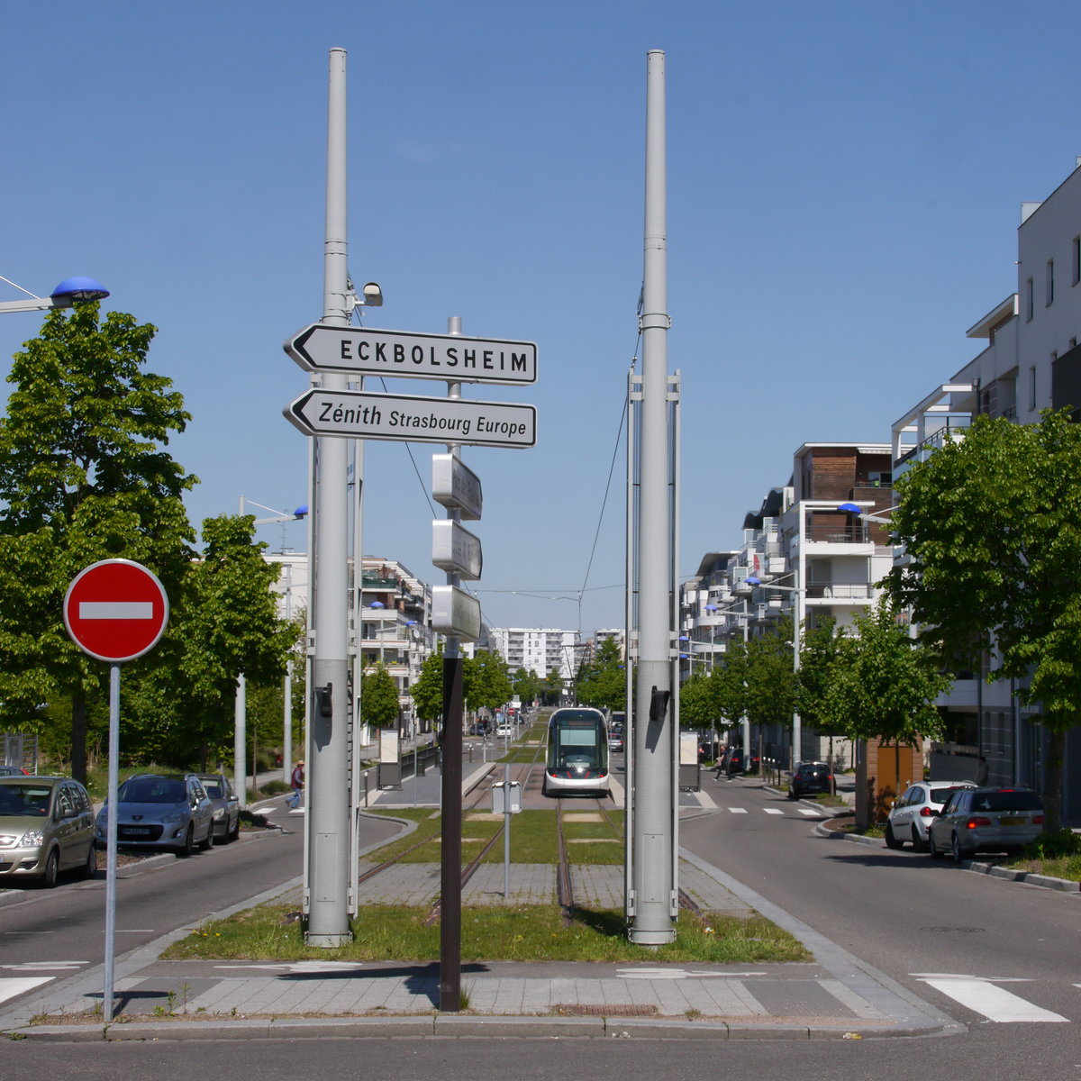Strasbourg-Poteries. Endstation der Tramlinie D Richtung Kehl.
Tram CTS-2022 fährt als Ligne-D nach Kehl-Bahnhof.

2017-04-30 Strasbourg-Poteries