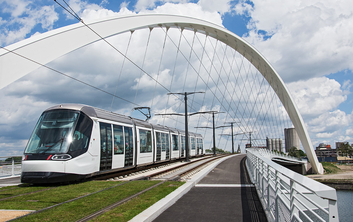 Strasbourg/Straßburg: Im Mai war ich mal zum ersten Mal hier und mit der Zeit kommen weitere Bilder von dieser schönen Stadt aus Frankreich! 

Alstom Citadis 403 NG Wagen 3001 als Linie D nach Poteries auf der Brücke über den Bassin Vauban zu sehen, 12.05.2017. 