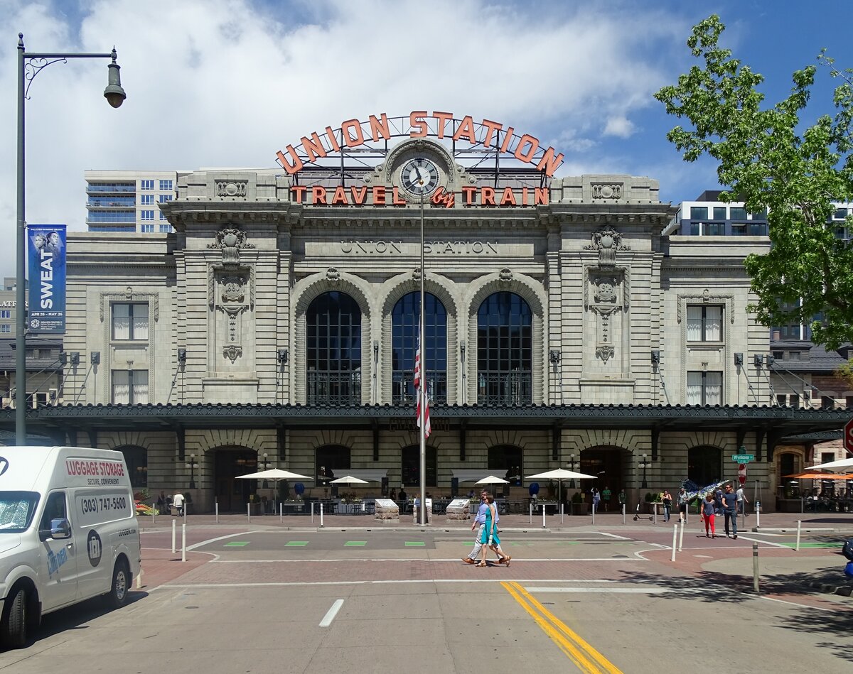 Straßenansicht der Denver Union Station am 15.5.2019, die sich seit meinem ersten Besuch 1999 nicht verändert hat. Nur gab es damals rechts und dahinter noch keine Häuser.