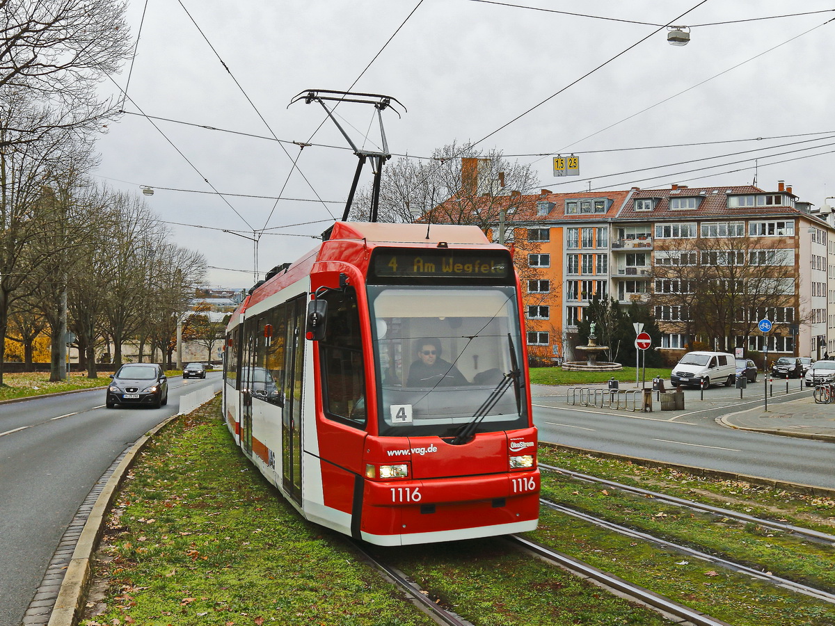 Straßenbahn 1116  auf der Linie 4 am Tiergärtnertor am 01. Dezember 2019.