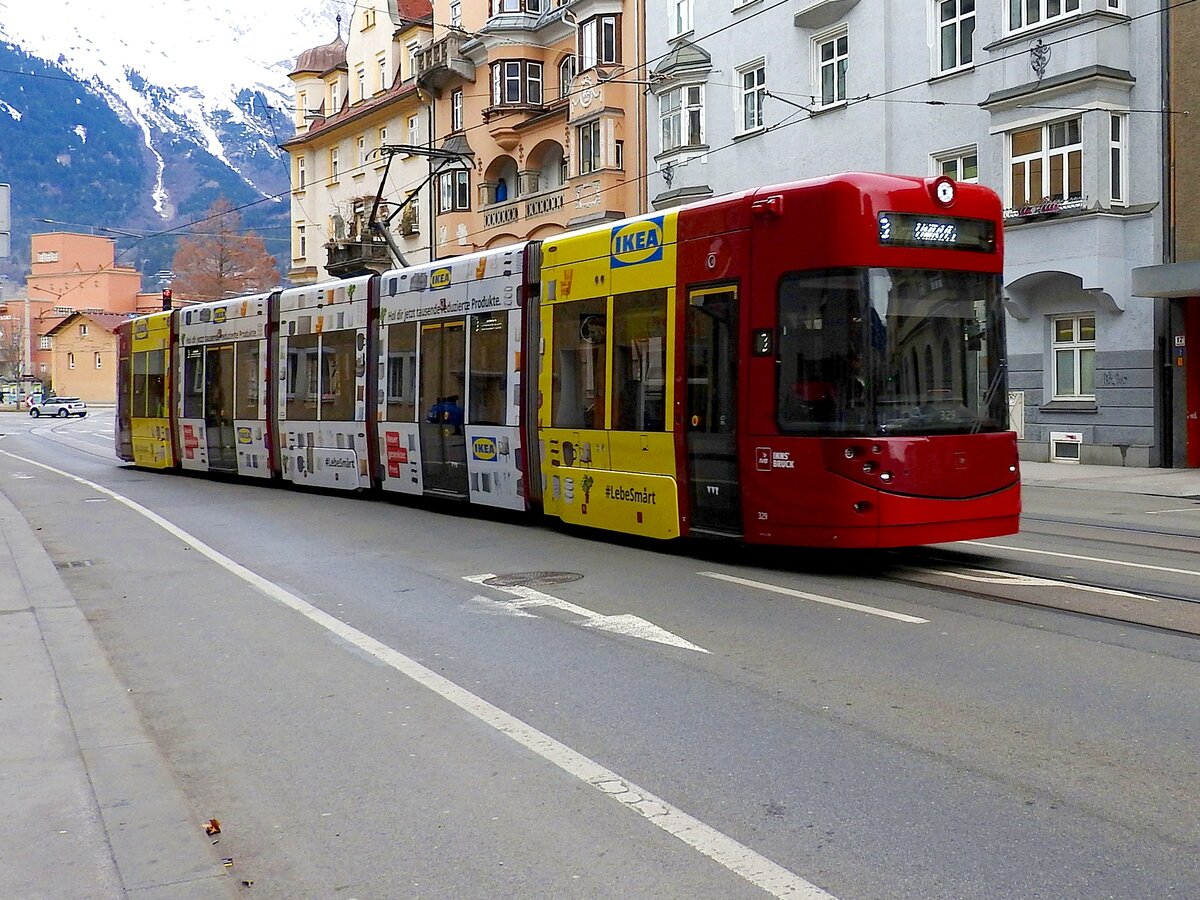 Straßenbahn-329 ist als L3 in Richtung Amras, auf der Amraser Straße in Innsbruck unterwegs; 240209