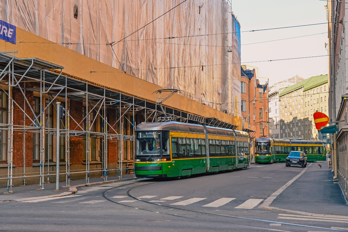 Straßenbahn Škoda ForCity Smart Artic MLNRV3 #448 der Linie 1 am 22.07.2021, Tehtaankatu, Helsinki.