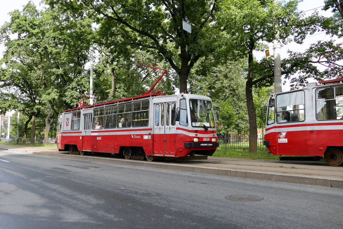 Straßenbahn '3610' auf der Linie 6A in St. Petersburg im August 2017.