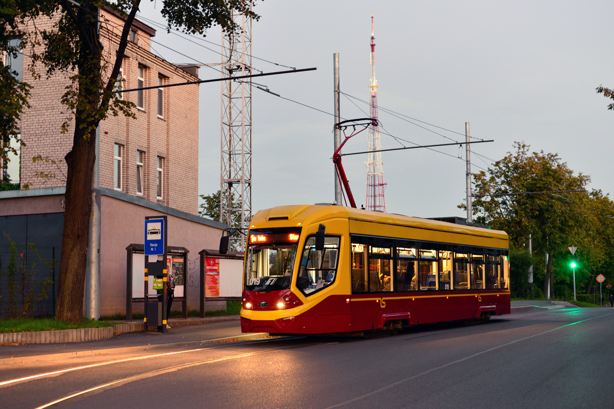 Straßenbahn 71-911  City Star  #019 der Linie 1 am 08.09.2021, Stacija, Daugavpils.