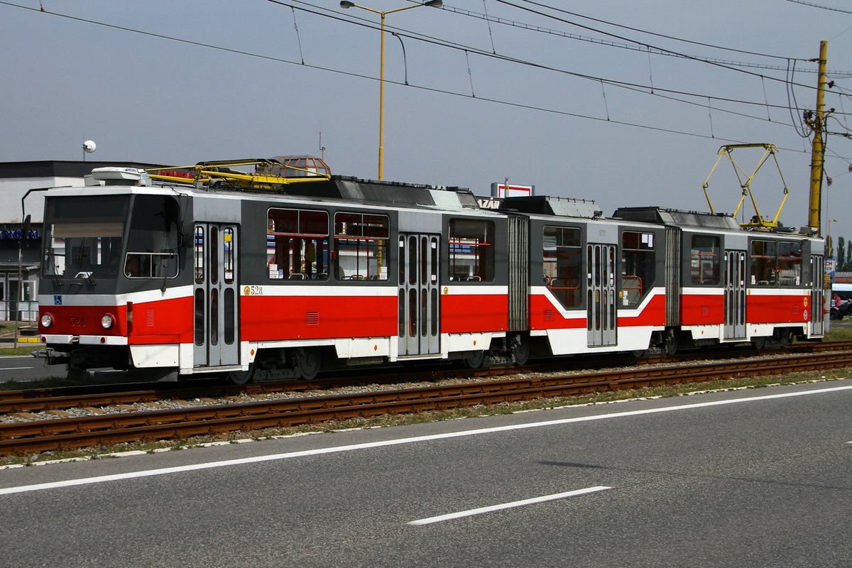 Strassenbahn am 07.2017 in Kosice. TTatra KT8D5 - Wagennummer 528 