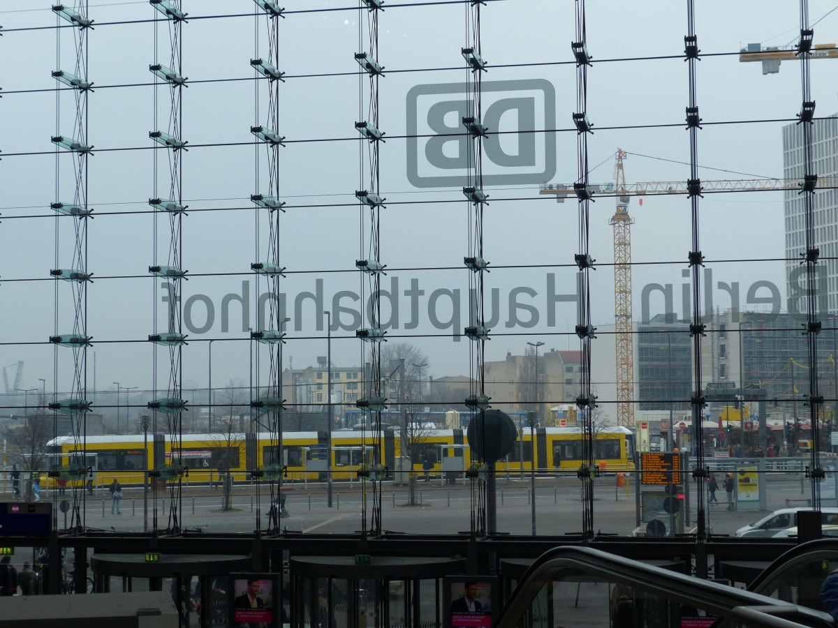 Straßenbahn am Berliner Hauptbahnhof - das ist neu. Seit dem heutigen 14.12.2014 fährt die Straßenbahnlinie M5 von Hohenschönhausen bis zum Hauptbahnhof durch. Der wegen seiner Anbindungen oft gescholtene Bahnhof wird damit für viele ein wenig besser erreichbar. Neben einigen Fahrgästen mit Koffern waren es heute aber vielfach interessierte Berliner, die die neue Strecke testen wollten. 14.12.2014, Berlin Hauptbahnhof