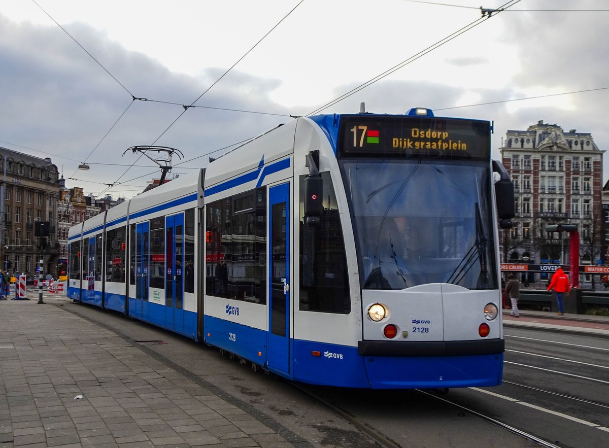 Straßenbahn Amsterdam Linie 17 nach Osdorp in Amsterdam Centraal, 12.12.2018.