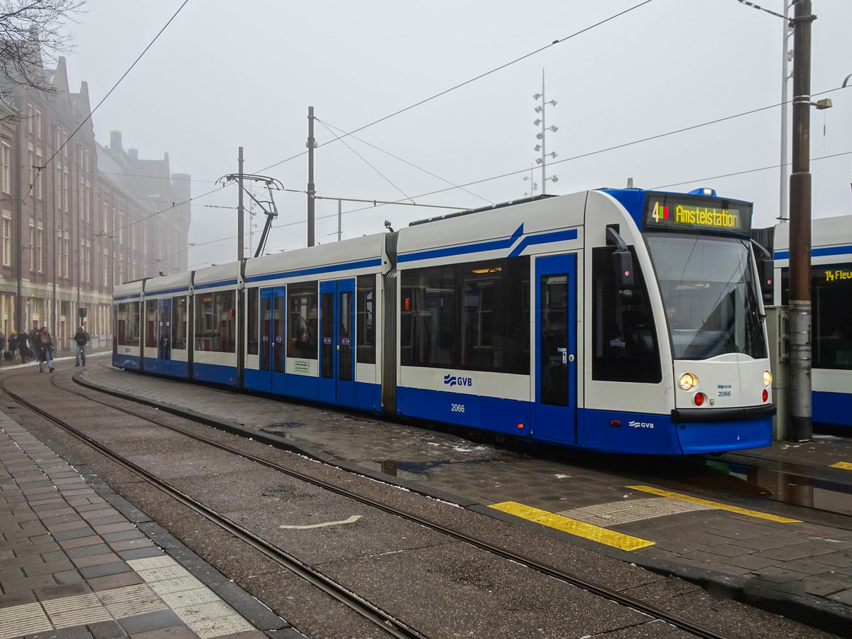 Straßenbahn Amsterdam Linie 4 nach Amstelstation in Amsterdam Centraal, 16.12.2018.