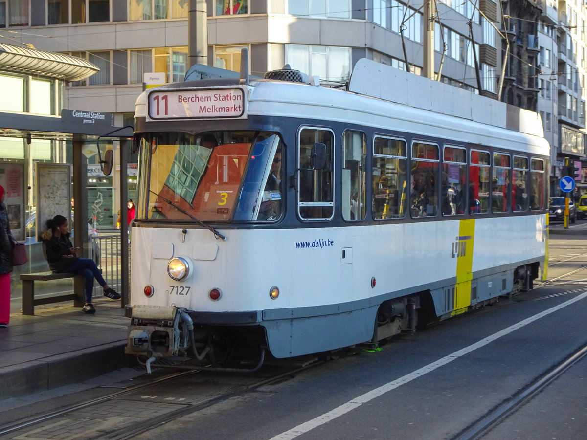 Straßenbahn Antwerpen Linie 11 nach Melkmarkt in Astrid, 13.12.2018.
