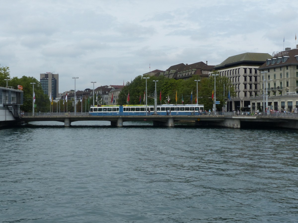 Straßenbahn auf dem Wasser - die die Stadt durchquerende Limmat ist umgeben von angenehmen Flanierstrecken. Der Bahnfan hat dabei natürlich immer die Tram im Blick. Im Bild die Strecke zwischen Central und Hauptbahnhof. 1.8.2015