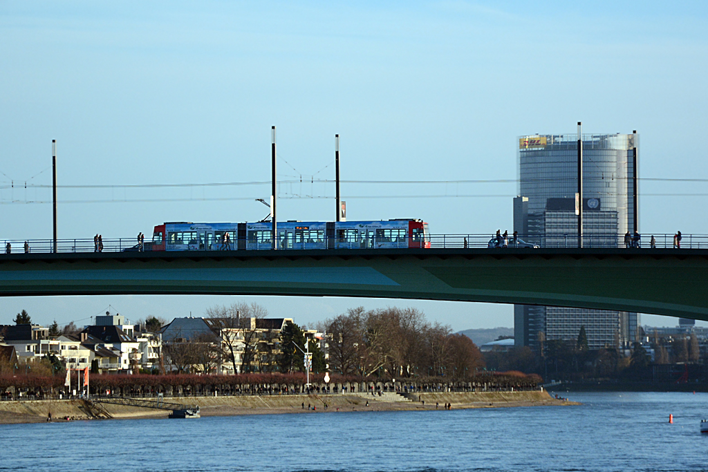 Straßenbahn auf der Kennedybrücke in Bonn - 02.02.2014
