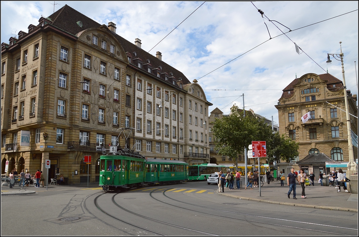 Strassenbahn Basel. Historischer Triebwagen 190 mit Anhänger an der Rheinbrücke in in Basel. September 2015.