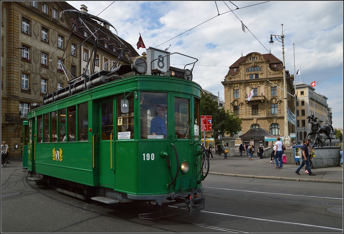 Strassenbahn Basel. Historischer Triebwagen Be 2/2 190 mit Anhänger an der Rheinbrücke in in Basel. September 2015.
