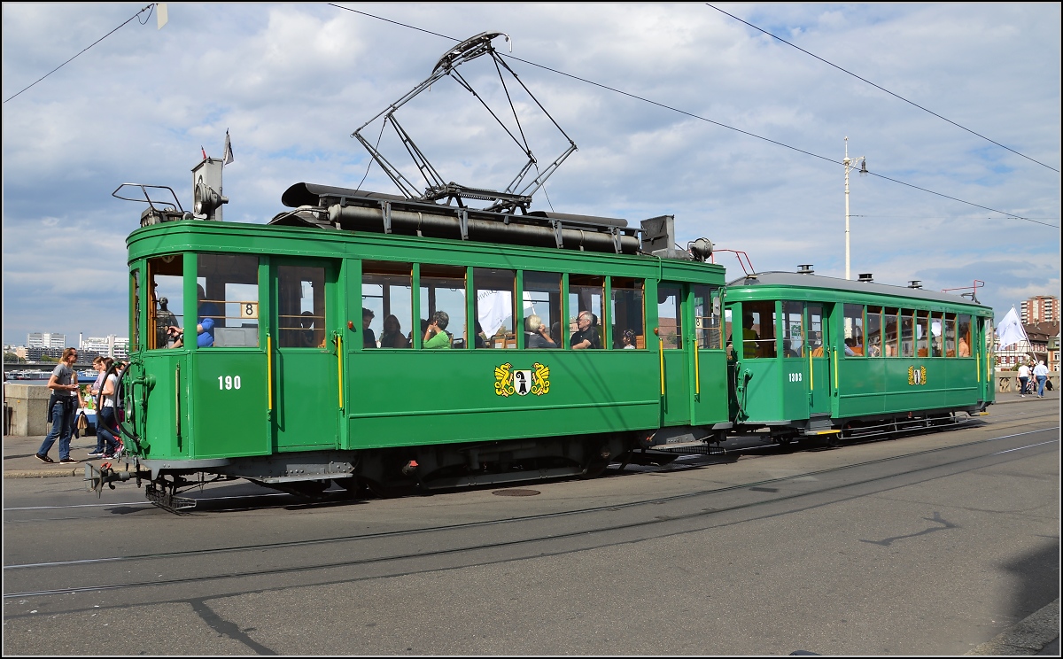Strassenbahn Basel. Historischer Triebwagen Be 2/2 190 mit Anhänger an der Rheinbrücke in in Basel. September 2015.