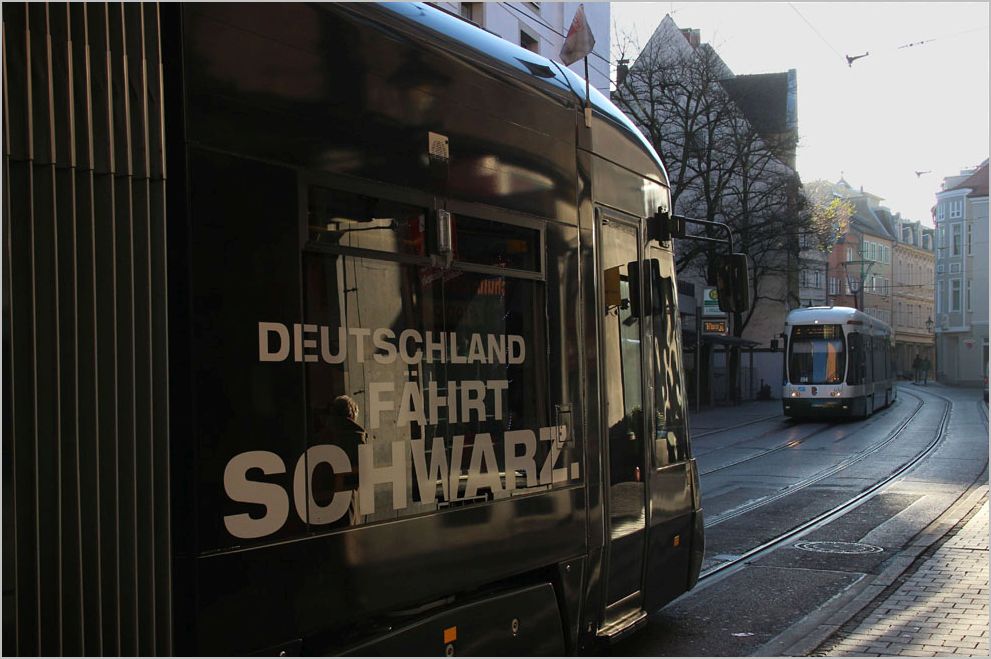 Straßenbahn Begegnung am Morgen des 20. Dezember 2014 an der Haltestelle Mozarthaus/Kolping. 