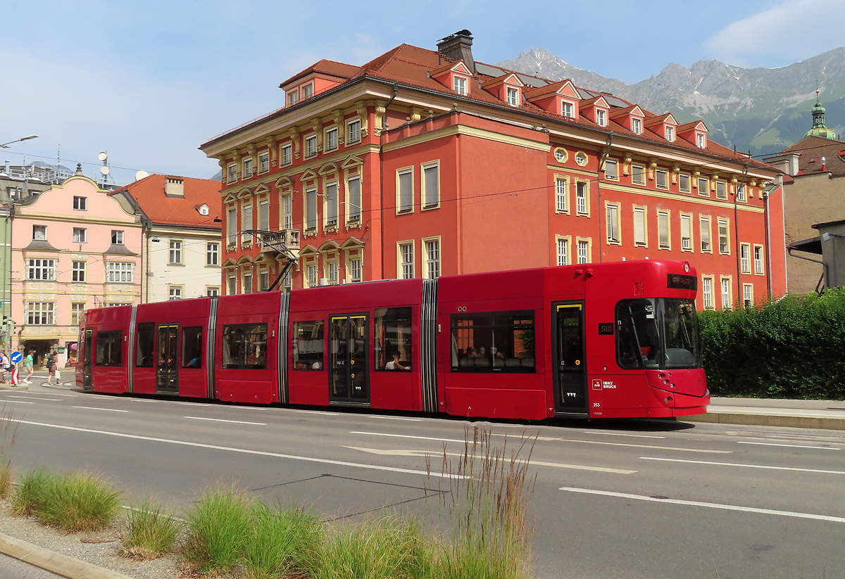 Strassenbahn bei der Haltestelle Triumphpforte/Casino. Innsbruck, 22.6.2023