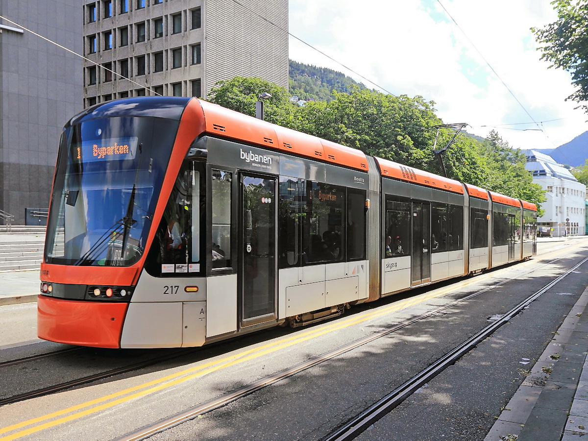 Strassenbahn Bergen Linie 1 mit Triebwagen 217 02. Juli 2016 nach Byparken