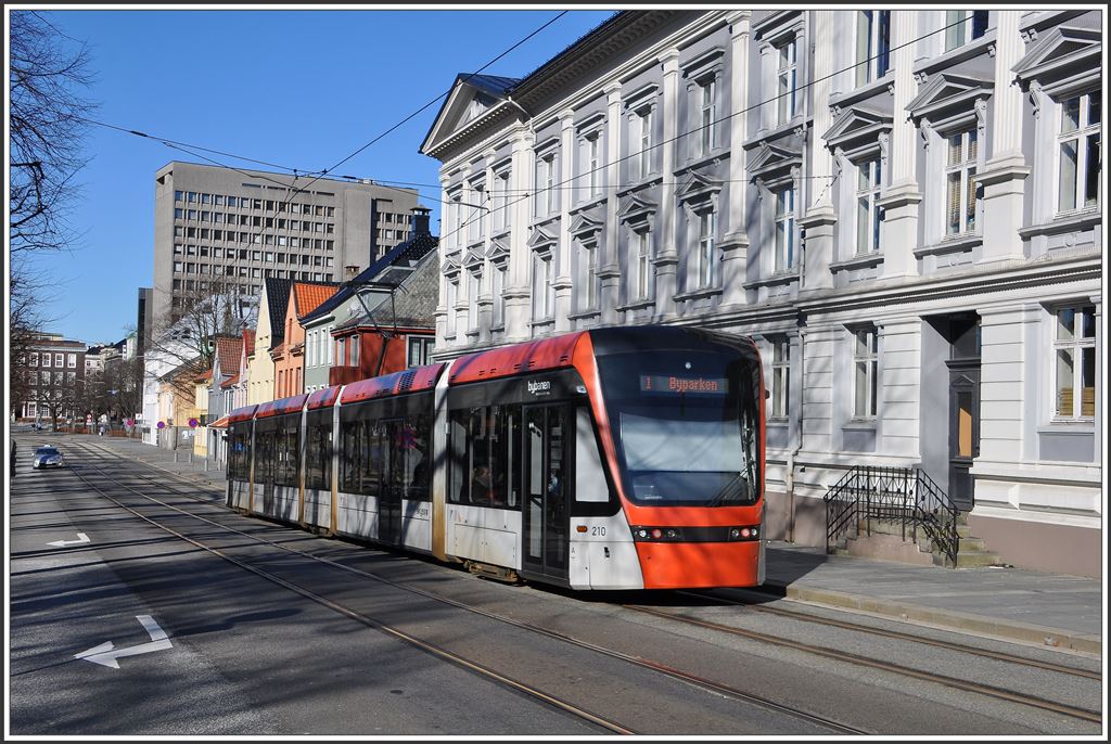 Strassenbahn Bergen Linie 1 nach Byparken. (15.03.2015)