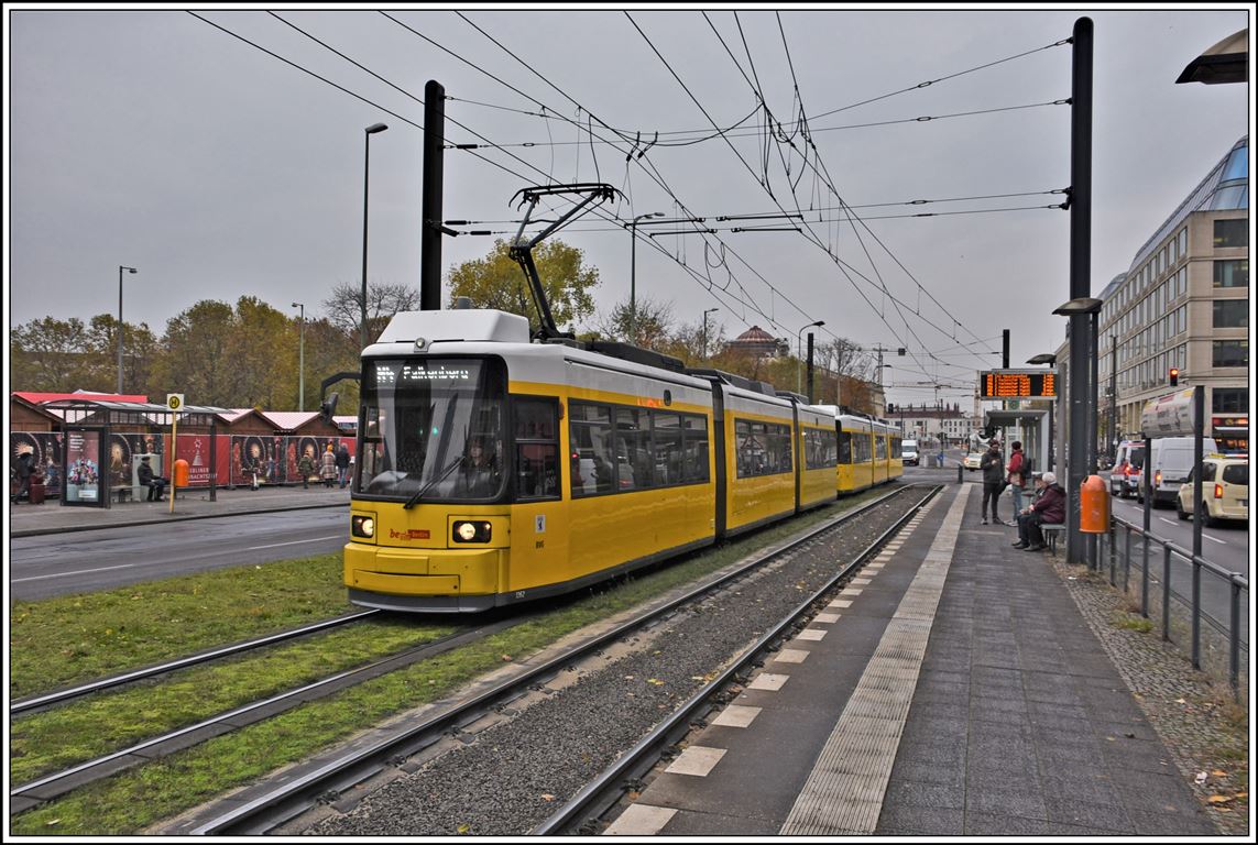 Strassenbahn Berlin 2xGT6N als M4 nach Falkenberg an der Spandauerstrasse/Marienkirche. (18.11.2019)