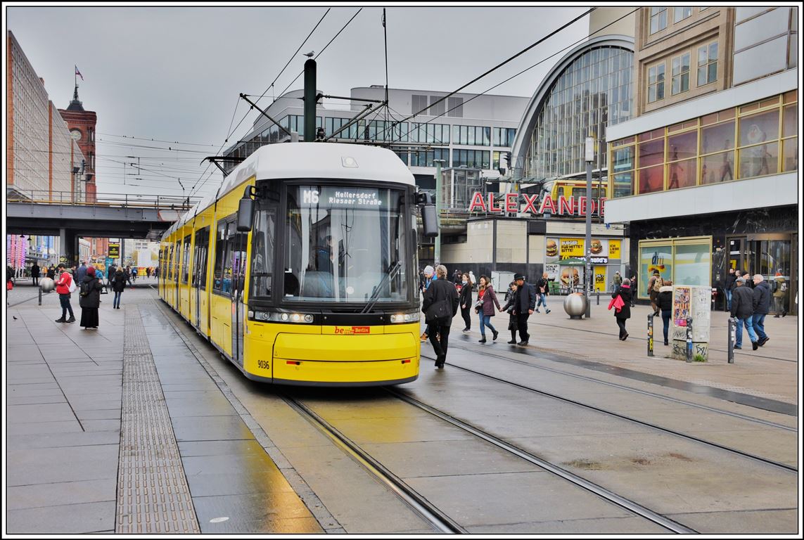 Strassenbahn Berlin Flexity als M6 nach Hellersdorf Risaer Strasse am Alexanderplatz. (18.11.2019)