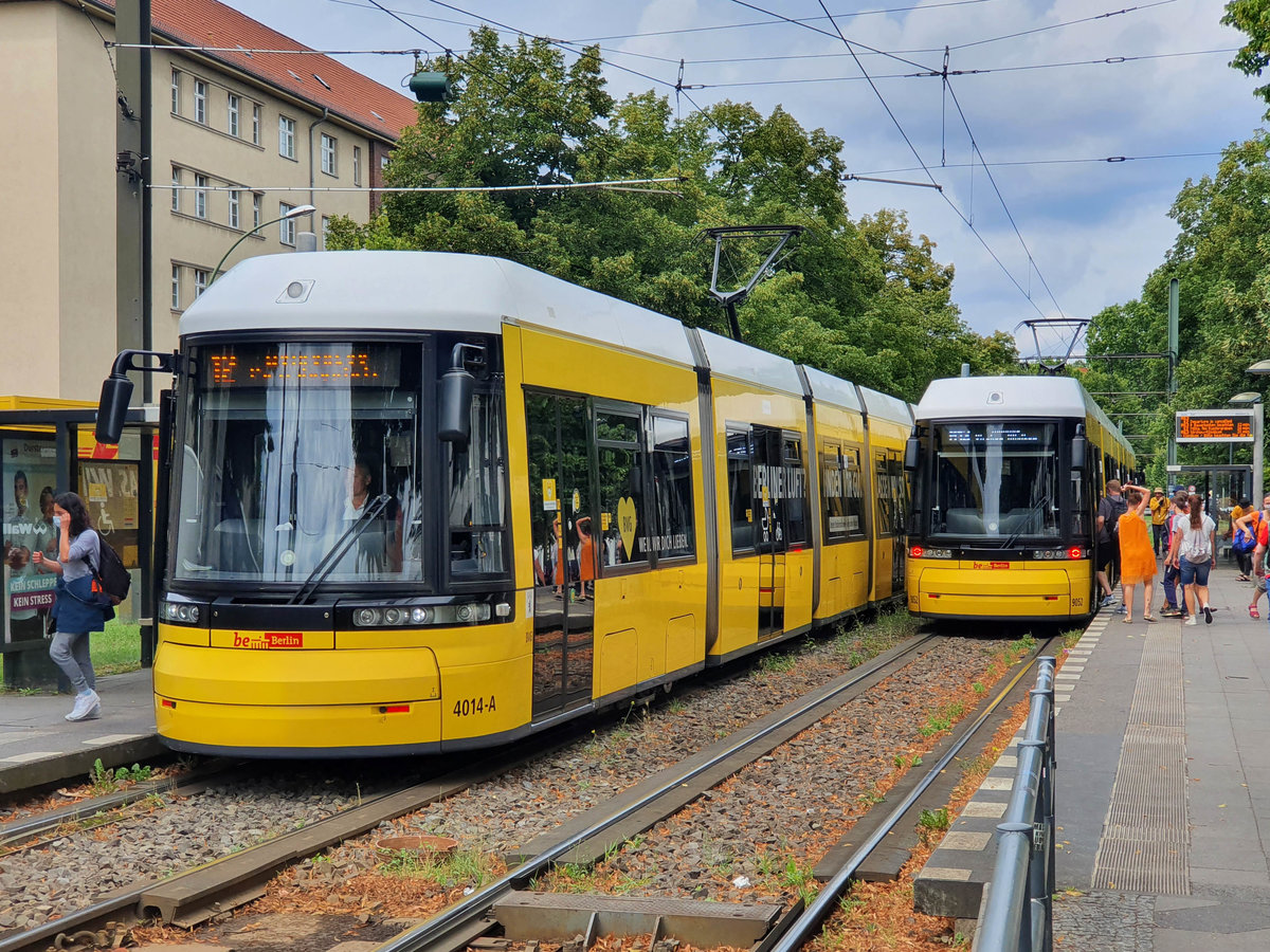Straßenbahn Berlin Zug 4014-A auf der Linie 12 und Zug 9052 auf der Linie M13 in der Haltestelle Prenzlauer Allee/Ostseestraße, 27.07.2020.