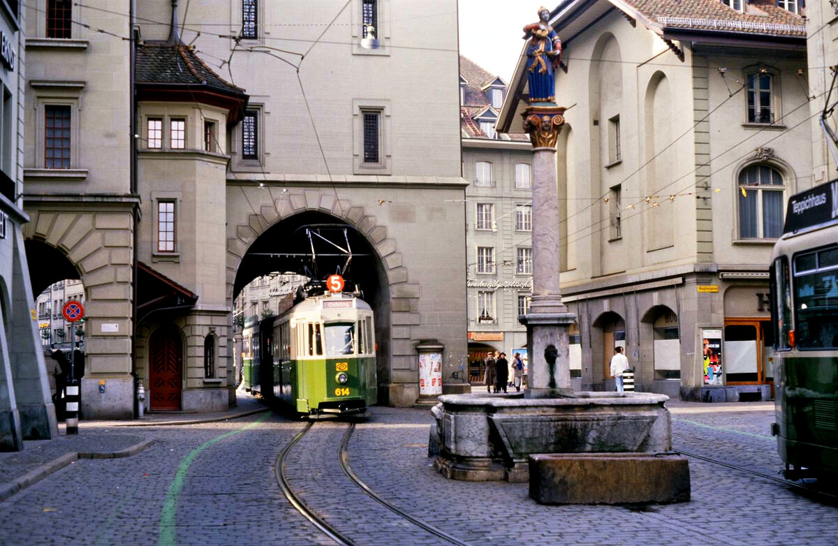 Straßenbahn Bern (1988), Durchfahrt Käfigturm, Schweizer Standardwagen Be 4/4 614