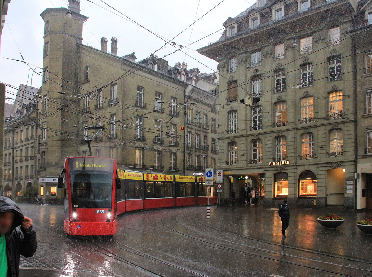 Strassenbahn Bern, Combino-Gelenkwagen 665 kommt aus der Innenstadt hervor. Gut zu sehen ist der gegenüber dem ersten Wagenglied abweichende Winkel des Pantographen, da dieser auf dem zweiten Glied montiert ist. 15.Mai 2018 