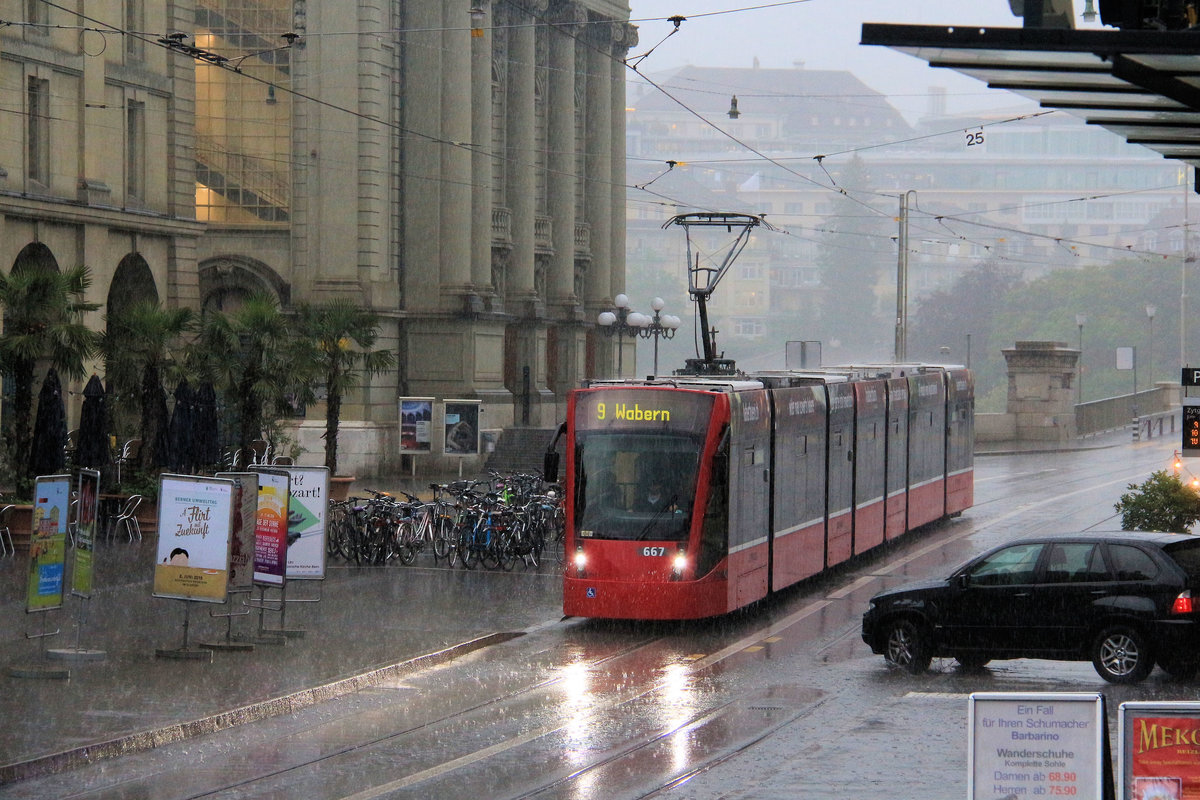 Strassenbahn Bern vor dem Berner Stadttheater. Combino-Gelenkwagen 667. 15.Mai 2018 