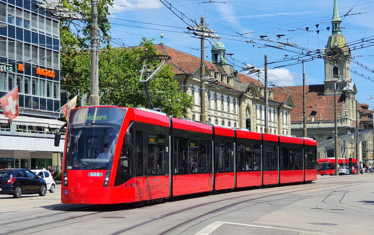 Straßenbahn Bern Zug 668 Linie 9 nach Wabern kurz hinter dem Hbf, 18.07.2020.