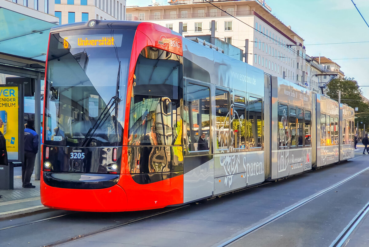 Straßenbahn Bremen Zug 3205  Nordlicht  auf der Linie 6 nach Universität am Hbf, 04.10.2021.