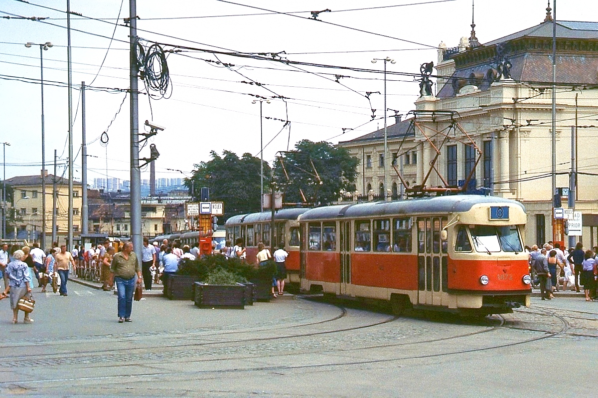 Straßenbahn Brno/Brünn: Im Juli 1989 wurden in Brno noch Tatra T2 eingesetzt, hier der T2R 1472 und ein weiterer T2 am Hauptbahnhof. Das Fahrzeug wurde 1961 geliefert und 1993 ausgemustert.