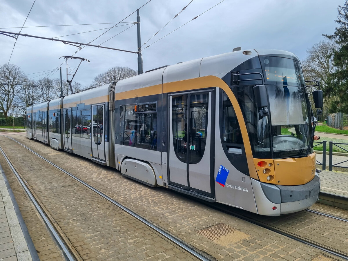 Straßenbahn Brüssel Zug 3012 auf der Linie 93 nach Legrand in der Station Guillaume De Greef, 02.03.2024.