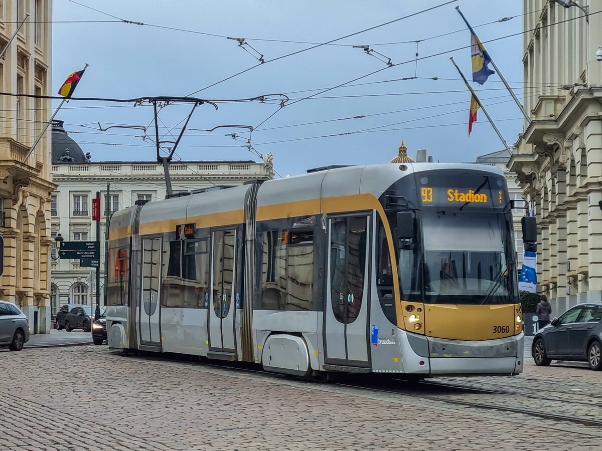 Straßenbahn Brüssel Zug 3060 auf der Linie 93 zum Stadion vor der Station Palais, 01.03.2024.