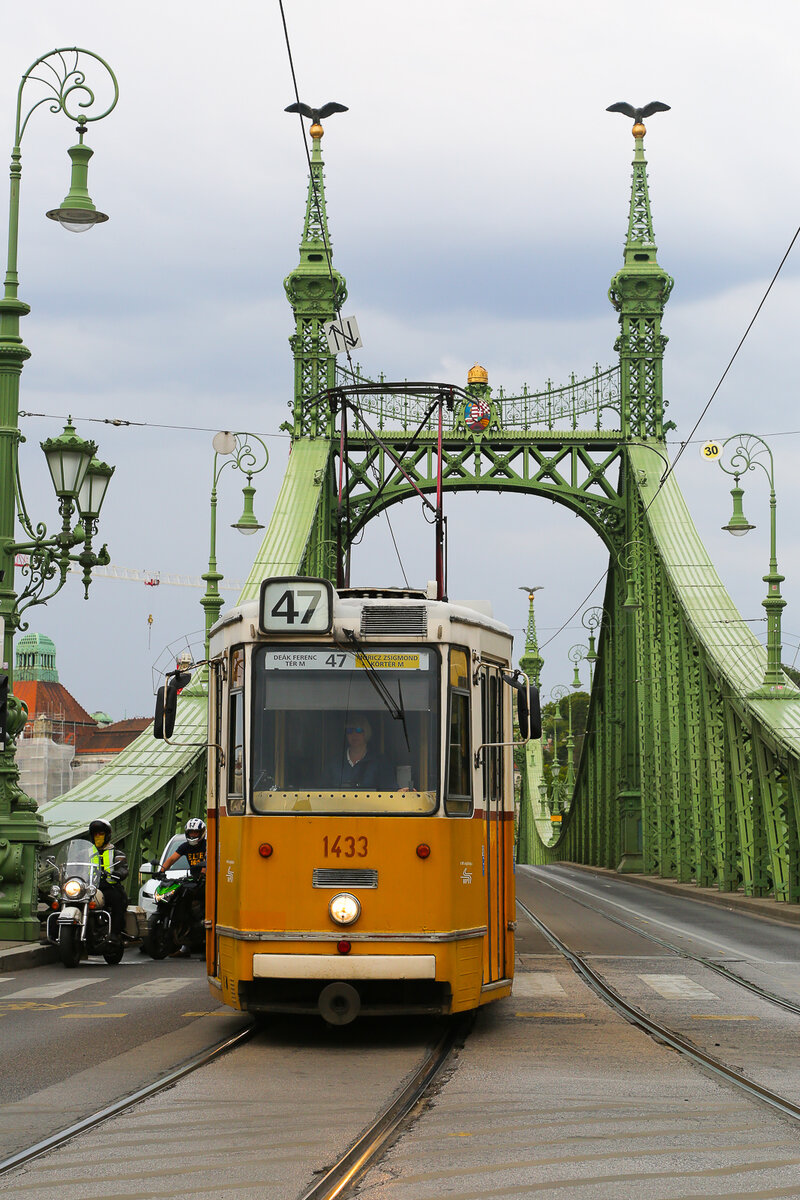 Straßenbahn Budapest Zug 1433 am 23.07.2026 fotografiert. Neben mir ist die historische Markthalle und die Brücke im Hintergrund Heist Szababsag Hid.