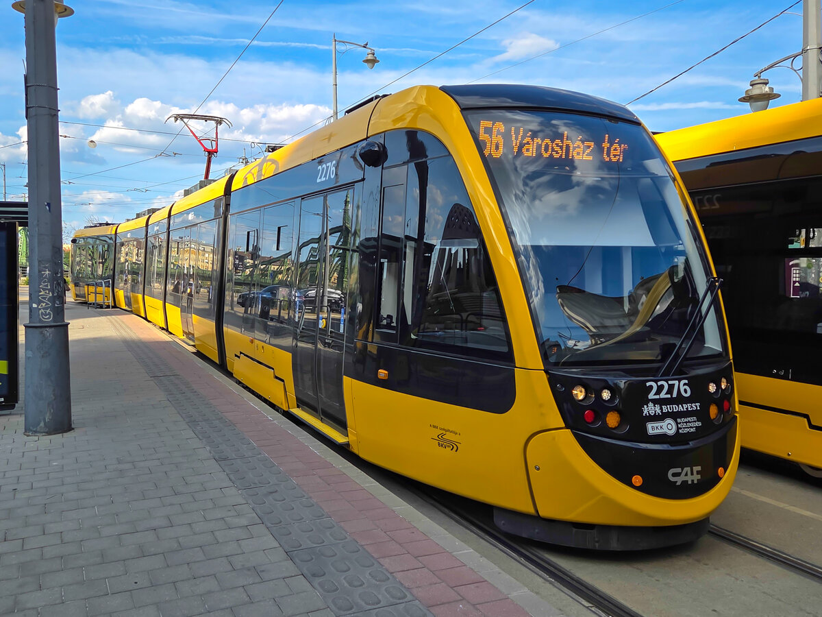 Stra�enbahn Budapest Zug 2276 auf der Linie 56 nach V�rosh�z t�r am Szent Gell�rt t�r, 19.06.2026.